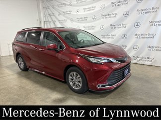 Used 2022 Toyota Sienna XLE image 1