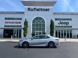 Used 2022 Toyota Camry SE image 1