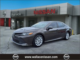 Used 2018 Toyota Camry LE image 1