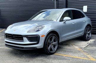 Certified 2025 Porsche Macan image 1