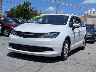 Used 2023 Chrysler Voyager LX image 1