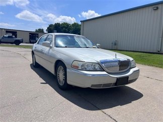 Used 2006 Lincoln Town Car Signature Limited image 1