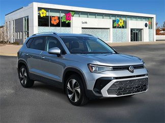 New 2025 Volkswagen Taos SE image 1