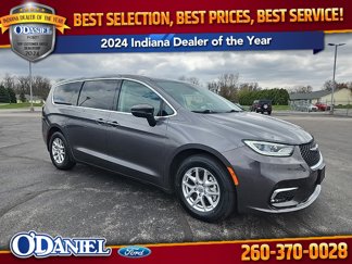Used 2023 Chrysler Pacifica Touring-L image 1