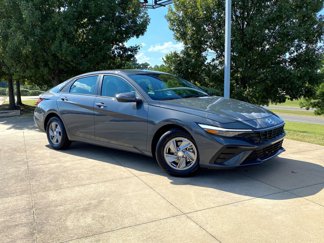 Used 2025 Hyundai Elantra SE w/ Cargo Package 360° Tour