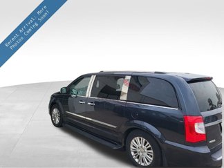 Used 2014 Chrysler Town & Country Limited w/ Luxury Group image 1