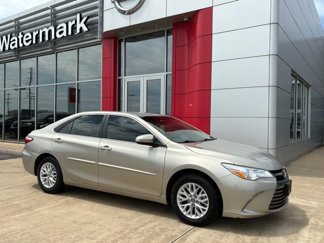 Used 2016 Toyota Camry LE image 1