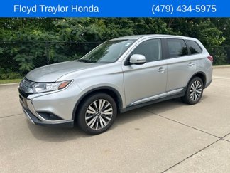 Used 2019 Mitsubishi Outlander SE image 1