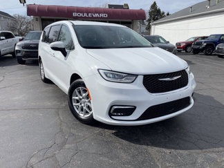 Used 2023 Chrysler Pacifica Touring-L image 1