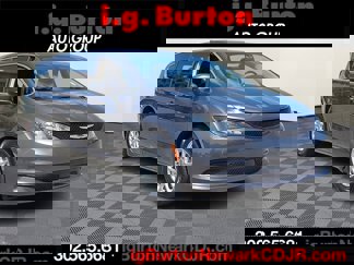 Used 2022 Chrysler Voyager LX image 1