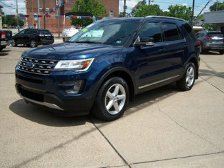 Used 2017 Ford Explorer XLT image 1