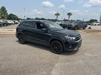 Used 2022 Volkswagen Taos SE image 1