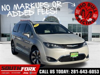 Used 2017 Chrysler Pacifica Platinum image 1