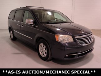 Used 2013 Chrysler Town & Country Touring image 1