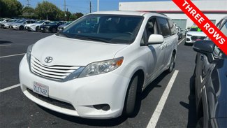 Used 2015 Toyota Sienna LE image 1