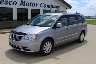 Used 2016 Chrysler Town & Country Touring image 1
