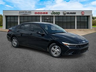 Used 2024 Hyundai Elantra SE image 1