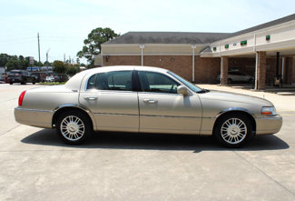 Used 2009 Lincoln Town Car Signature Limited image 1