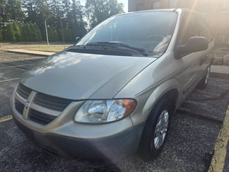 Used 2005 Dodge Caravan SE image 1