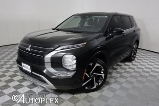 Used 2023 Mitsubishi Outlander SE image 1
