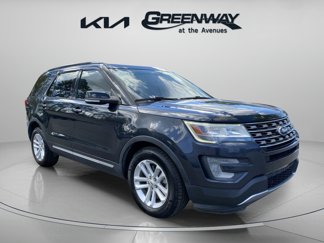 Used 2017 Ford Explorer XLT image 1