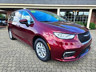 Used 2023 Chrysler Pacifica Touring-L image 1