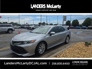Used 2018 Toyota Camry LE image 1