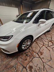Used 2022 Chrysler Pacifica Touring-L image 1