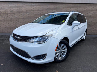 Used 2018 Chrysler Pacifica Touring-L image 1