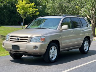 Used 2005 Toyota Highlander 4WD V6 w/ 3rd Row image 1