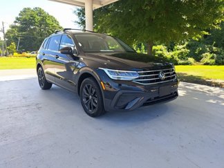 Used 2024 Volkswagen Tiguan SE w/ Panoramic Sunroof Package image 1