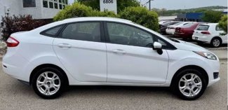 Used 2015 Ford Fiesta SE image 1