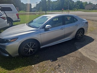 Used 2022 Toyota Camry SE image 1