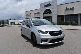 Used 2024 Chrysler Pacifica Touring-L image 1