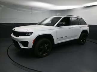Used 2024 Jeep Grand Cherokee Altitude image 1