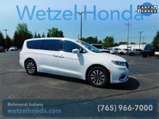 Certified 2022 Chrysler Pacifica Touring-L w/ Uconnect Theater Family Group image 1