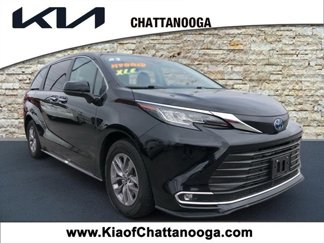 Used 2023 Toyota Sienna XLE image 1