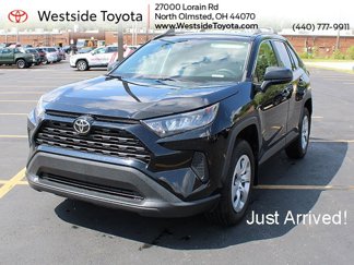 Used 2021 Toyota RAV4 LE image 1