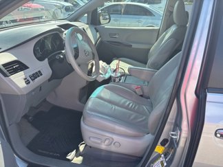 Used 2013 Toyota Sienna XLE image 1