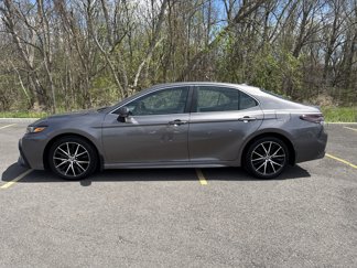 Used 2024 Toyota Camry SE image 1