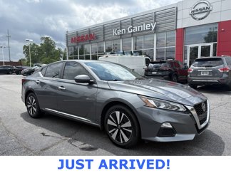 Used 2022 Nissan Altima 2.5 SV w/ SV Premium Package image 1