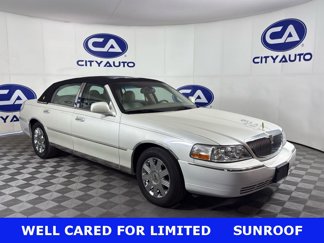 Used 2005 Lincoln Town Car Signature Limited image 1