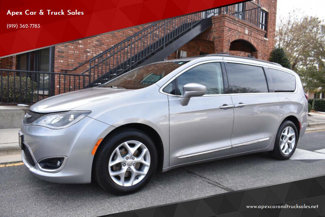 Used 2017 Chrysler Pacifica Touring-L w/ Tire & Wheel Group image 1