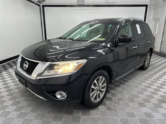 Used 2016 Nissan Pathfinder SV image 1