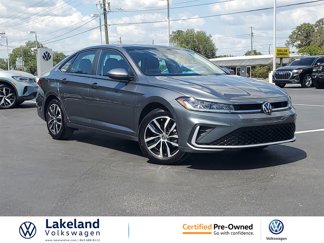 Used 2025 Volkswagen Jetta SE image 1