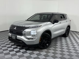Used 2022 Mitsubishi Outlander SE image 1