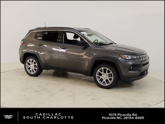 Used 2022 Jeep Compass Latitude image 1