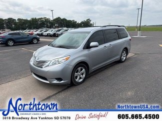 Used 2015 Toyota Sienna LE image 1