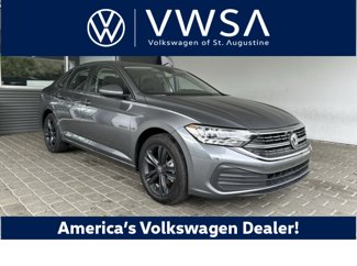 Used 2024 Volkswagen Jetta SE image 1