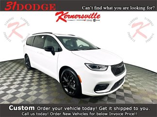 New 2025 Chrysler Pacifica Limited w/ Uconnect Theater Family Group image 1